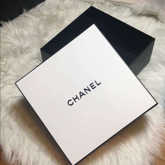 100% Auth CHANEL GIFT BOX w/ RIBBON - Picture 4 of 11